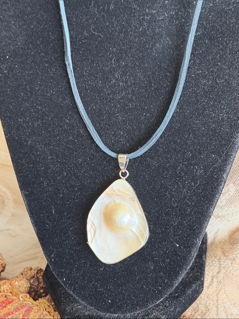 Baroque Style fresh water Pearl pendant on black leather cord - Picture 2 of 6